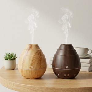 Humidificador decorativo con acabado tipo madera, diseño compacto y botón de encendido. Venta por mayoreo