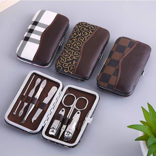 Kit de manicure 7 en 1 con cortauñas, tijeras y herramientas de cuidado personal en estuche compacto. Ideal para uso personal, viajes. Venta al por mayor. CL-LM7002