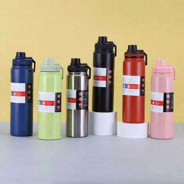 Termo deportivo de 600 ml ideal para mantener bebidas frías o calientes, con tapa y asa portátil para fácil transporte. Perfecto para gimnasio, escuela, trabajo, viajes y actividades al aire libre. Venta al por mayor CL-TE600