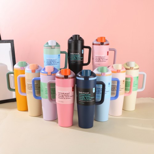 Disfruta tus bebidas a la temperatura ideal con este vaso térmico tipo Stanley. Fabricado con materiales resistentes y duraderos, mantiene frías o calientes tus bebidas por horas. Venta al por mayor CL-TERMO-100 Disfruta tus bebidas a la temperatura ideal con este vaso térmico tipo Stanley. Fabricado con materiales resistentes y duraderos, mantiene frías o calientes tus bebidas por horas. Venta al por mayor CL-TERMO-100