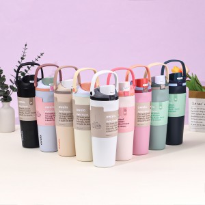 Lleva tus bebidas favoritas a todas partes con esta botella térmica moderna y práctica, diseñada con tapa antiderrames y asa de transporte. Ideal para mantener tu bebida fría o caliente durante horas. Venta al por mayor CL-TERMO-101 50 