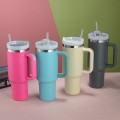 Termo genérico de 1200 ml colores variados, ideal para conservar bebidas frías o caliente, con asa ergonómica, popote y tapa hermética. Venta al por mayor.