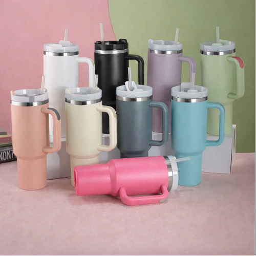 Termo genérico de 1200 ml colores variados, ideal para conservar bebidas frías o caliente, con asa ergonómica, popote y tapa hermética. Venta al por mayor.