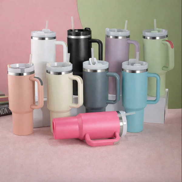 Termo genérico de 1200 ml colores variados, ideal para conservar bebidas frías o caliente, con asa ergonómica, popote y tapa hermética. Venta al por mayor.