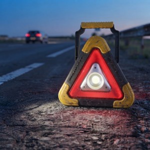 Lámpara solar de advertencia con diseño triangular, luz central y asa superior para transporte. Venta por mayoreo