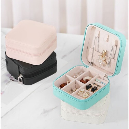 Joyero portátil con compartimentos colores variados ideal para organizar accesorios. Diseño compacto y práctico para uso diario o viaje. Venta por mayoreo Joyero portátil con compartimentos colores variados ideal para organizar accesorios. Diseño compacto y práctico para uso diario o viaje. Venta por mayoreo