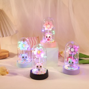 Flor decorativa con perrito y luz LED integrada en cúpula transparente con base. Ideal como regalo y decoración para San Valentin. CQ-02003