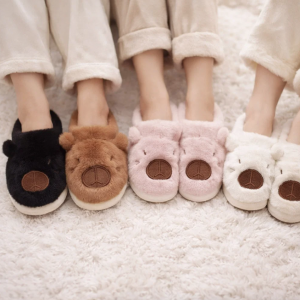 Pantuflas infantiles de capibara, ideales para mantener los pies calientes en temporada de frío, colores variados, tallas de la 3 a la 6. Venta por mayoreo CZH-0103.