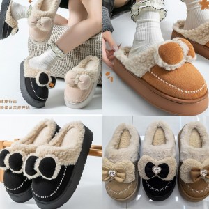Pantuflas de peluche tallas 3–6, modelo cálido y acolchado con suela antideslizante. Diseño tierno con moño y detalles en felpa. Ideales para invierno, regalo o uso diario. Venta por mayoreo CZH-0127