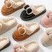 Pantuflas de peluche tallas 3–6, modelo cálido y acolchado con suela antideslizante. Diseño tierno con moño y detalles en felpa. Ideales para invierno, regalo o uso diario. Venta por mayoreo CZH-0127