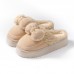 Pantuflas de peluche tallas 3–6, modelo cálido y acolchado con suela antideslizante. Diseño tierno con moño y detalles en felpa. Ideales para invierno, regalo o uso diario. Venta por mayoreo CZH-0127