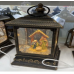 Lampara linterna decorativa navideña con nacimiento iluminado, luz led cálida y efecto copos de nieve, venta por mayoreo