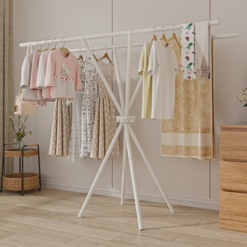 Soporte de ropa con estructura en trípode para máxima estabilidad. Ideal para colgar ropa húmeda o seca, organizar prendas y aprovechar espacios interiores. Diseño plegable, resistente y de fácil armado. Modelo DP-12094. Venta por mayoreo Soporte de ropa con estructura en trípode para máxima estabilidad. Ideal para colgar ropa húmeda o seca, organizar prendas y aprovechar espacios interiores. Diseño plegable, resistente y de fácil armado. Modelo DP-12094. Venta por mayoreo