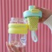 Vaso portátil de 600ml con diseño moderno y práctico. Incluye dos boquillas intercambiables para bebidas. Venta por mayoreo