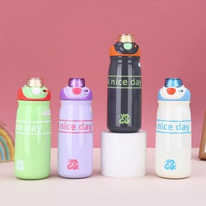 Botella de agua termo de 650 ml con diseño moderno, ideal para mantener bebidas frías o calientes. Reutilizable y práctica para uso diario. Venta por mayoreo HN2075-650ML.