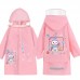 Impermeable para niños con diseños de personajes variados,  con capucha amplia y espacio trasero para la mochila. Ideal para días lluviosos. Venta por mayoreo. HT-1006