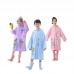 Impermeable para niños con diseños de personajes variados,  con capucha amplia y espacio trasero para la mochila. Ideal para días lluviosos. Venta por mayoreo. HT-1006