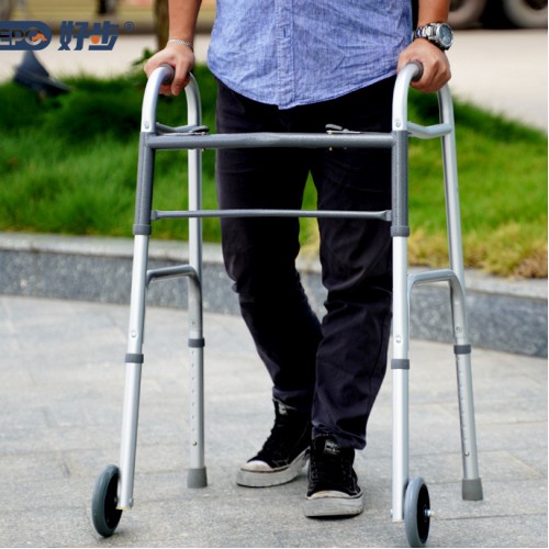 Andadera plegable con ruedas delanteras, ligera, resistente y ajustable. Ideal para adultos mayores o personas en rehabilitación, brinda apoyo y seguridad al caminar. Venta por mayoreo 