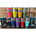 Termo tipo YETI Rambler de 30 oz con tapa, acero inoxidable, doble pared térmica, ideal para café o bebidas frías, colores surtidos, venta por mayoreo HU-2027