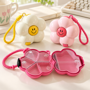 Pastillero portátil de 9 × 9 × 4 cm con diseño de flor y correa tipo llavero, ideal para organizar y transportar pastillas. Venta por mayoreo
