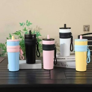 Termo portátil de 710 ml con popote y correa para transporte. Ideal para uso diario. Venta por mayoreo
