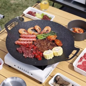 Comal de 28 cm con recubrimiento antiadherente tipo piedra, doble asa, diseño de bajo humo y compatibilidad con diferentes estufas. Venta por mayoreo