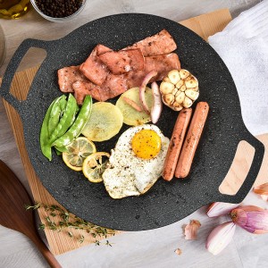 Comal redondo de 38 cm con superficie amplia y dos asas integradas para facilitar su manejo. Venta por mayoreo