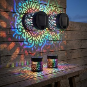 Lámpara solar de pared con proyección decorativa de patrones y luces multicolor, diseñada para crear efectos luminosos. Venta por mayoreo