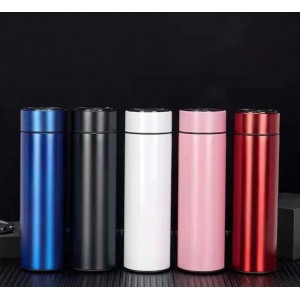 Elegante y funcional, este termo cilíndrico de acero inoxidable mantiene tus bebidas frías o calientes por horas. Su diseño minimalista lo hace ideal para empresas, regalos promocionales o uso personal. Venta al por mayor CL-JP3555 