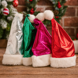 Gorro de Navidad metálico con borde de peluche, forro de fieltro y pompón. Colores variados rojo, verde, plata y fucsia. Precio por ciento. Mayoreo