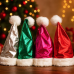 Gorro de Navidad metálico con borde de peluche, forro de fieltro y pompón. Venta por mayoreo Gorro de Navidad metálico con borde de peluche, forro de fieltro y pompón. Venta por mayoreo