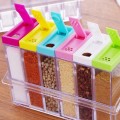 Set de especieros con 6 frascos y base. Tapas de colores surtidos. Ideal para organizar condimentos en la cocina. Venta al por mayor