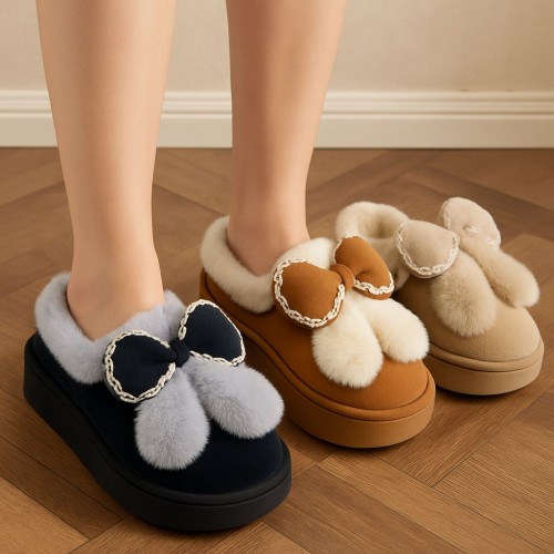 Pantuflas para mujer con peluche ultra suave y moño decorativo. Diseño cómodo, cálidas para invierno, suela antiderrapante y perfectas para uso en casa. Venta al por mayor PAOG-56 Pantuflas para mujer con peluche ultra suave y moño decorativo. Diseño cómodo, cálidas para invierno, suela antiderrapante y perfectas para uso en casa. Venta al por mayor PAOG-56