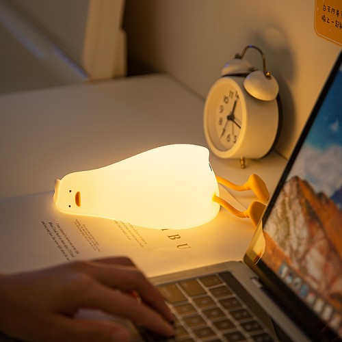 Lámpara kawaii con forma de pato, de silicona. Emite luz LED, ideal como luz nocturna para recámara infantil, escritorio o decoración. Venta por mayoreoRSD-451 Lámpara kawaii con forma de pato, de silicona. Emite luz LED, ideal como luz nocturna para recámara infantil, escritorio o decoración. Venta por mayoreoRSD-451