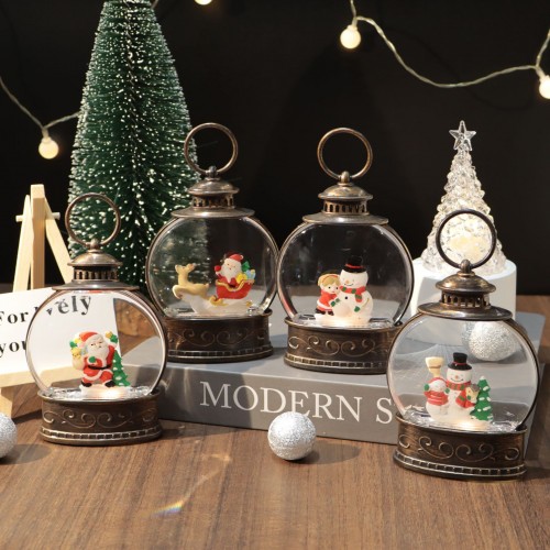 Dale un toque mágico a tu hogar con este encantador farol navideño decorativo, que simula una esfera de cristal con muñecos de nieve, árbol de Navidad y efecto de nieve brillante Venta al por mayor  SDD1352