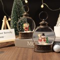 Dale un toque mágico a tu hogar con este encantador farol navideño decorativo, que simula una esfera de cristal con muñecos de nieve, árbol de Navidad y efecto de nieve brillante Venta al por mayor  SDD1352