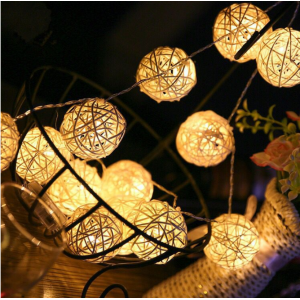 Serie de luces LED cálidas con esferas tejidas – Guirnalda decorativa para hogar y fiestas. Perfectas para decorar habitaciones, salas, fiestas, bodas y eventos especiales. Por Mayoreo  S-60268
