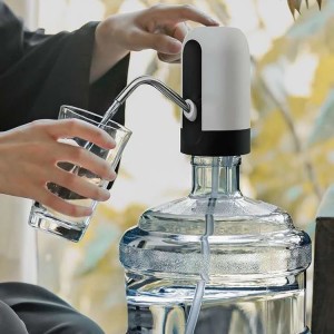 Olvídate de cargar pesados garrafones con este dispensador automático de agua, diseñado para extraer fácilmente el agua con solo presionar un botón. Ideal para el hogar, oficina o viajes. Venta al por mayor CL-331537
