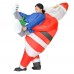 Disfraz inflable de Santa Claus cargando, perfecto para fiestas navideñas, shows y eventos. Incluye sistema inflable con ventilador que da volumen VENTA AL POR MAYOR  TA-3030