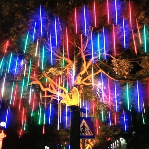 Dale un toque espectacular a tus decoraciones con esta serie LED tipo lluvia de meteoros, ideal para exteriores, árboles, fachadas o eventos Venta al por mayor W-RSDY5364