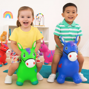 Caballito inflable tipo saltarín para niños, fabricado en PVC. Ideal para jugar y mejorar el equilibrio. Colores surtidos. Venta al por mayor WJ-1386