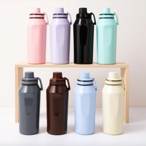 Termo deportivo de acero inoxidable con capacidad de 1200 ml. Diseño moderno con pintura brillante y tapa. Venta por mayoreo X0636