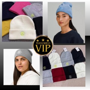 Gorro unisex tejido con logo tipo Lululemon. Varios colores ideales para invierno o uso diario. Venta al por mayor 