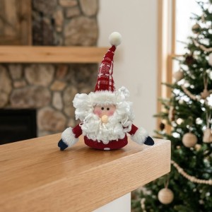 Muñeco navideño de Santa Claus rojo de 25 × 16 × 6 cm con gorro alto y barba, ideal para decorar espacios festivos. Venta por mayoreo