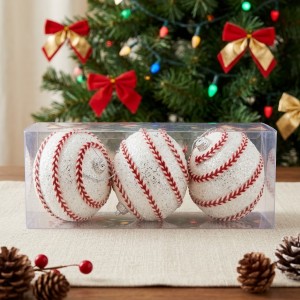 Esferas navideñas de foam de 8 cm con detalles blancos, rojos y plateados, ideales para decorar árboles y espacios festivos. Venta por mayoreo