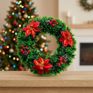 Corona navideña de 30 cm con flores rojas de Nochebuena y bayas decorativas, ideal para adornar puertas y espacios festivos. Venta por mayoreo
