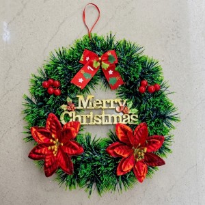 Corona navideña de 30 cm con flores rojas de Nochebuena y bayas decorativas, ideal para adornar puertas y espacios festivos. Venta por mayoreo