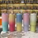 Vaso térmico de acero inoxidable con tapa hermética y diseño degradado colores variados, ideal para bebidas. Venta por mayoreo 