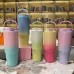 Vaso térmico de acero inoxidable con tapa hermética y diseño degradado colores variados, ideal para bebidas. Venta por mayoreo 
