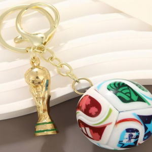 Llavero decorativo con balón de fútbol y trofeo. Diseño compacto ideal para mochilas o llaves. Venta por mayoreo